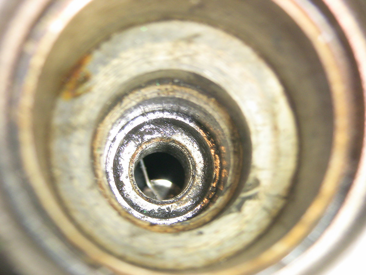 Boroscope mirror lodged in cylinder at sparkplug hole
