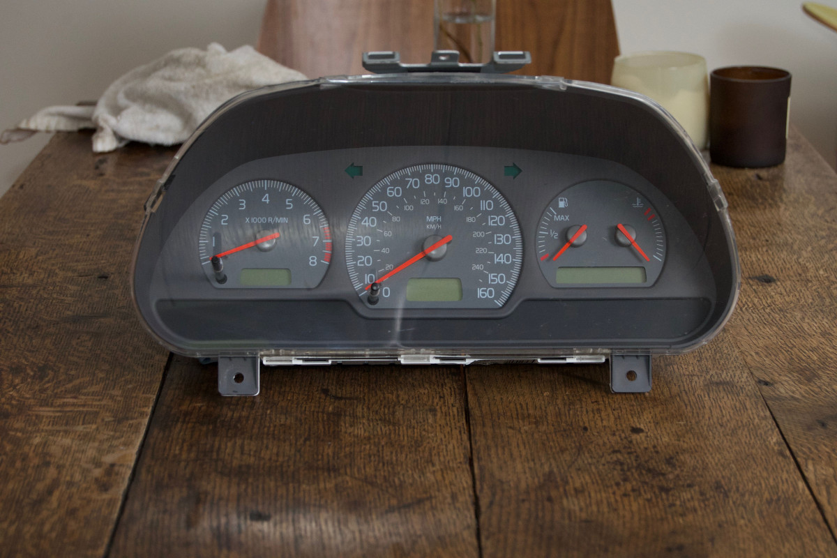 Volvo gauge cluster 2a.jpg
