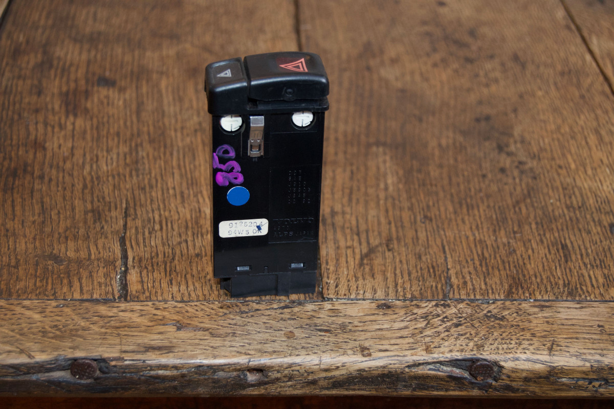 Volvo hazard light switch 1b.jpg