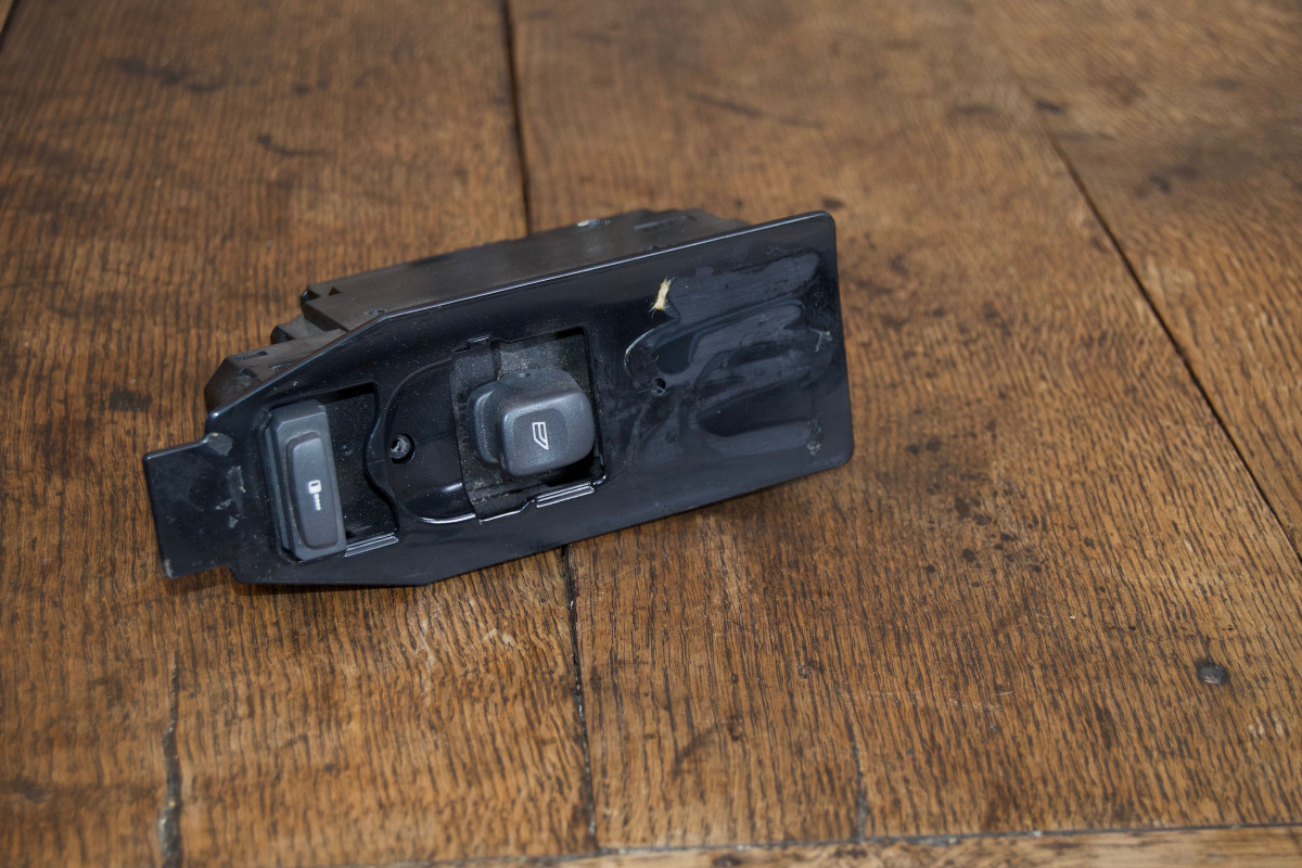 Volvo window switch.jpg