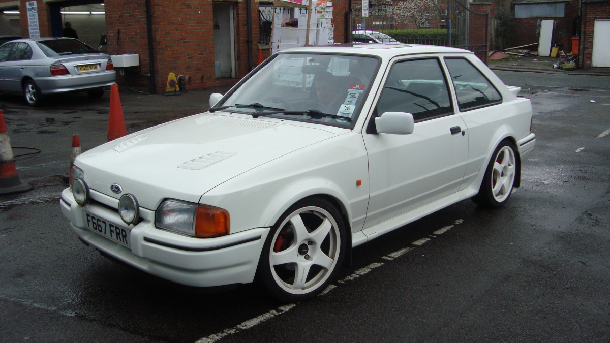 1988_Ford_Escort_RS_Turbo_(13645805643).jpg