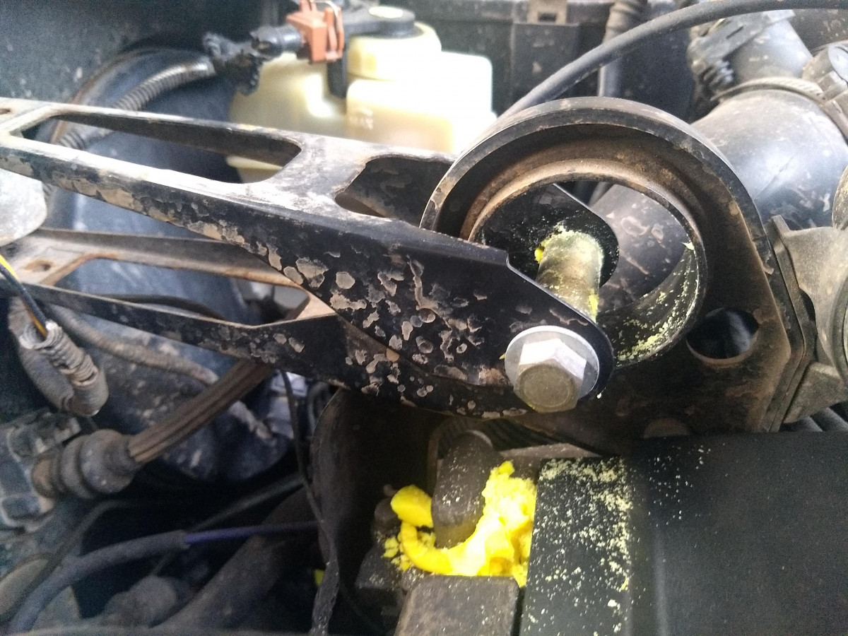 1998 V70 T5 upper engine mount