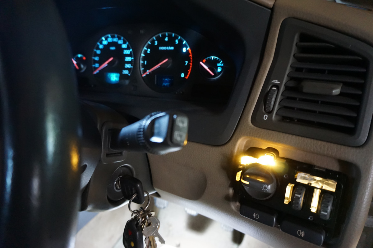 dash lights xc70.jpg