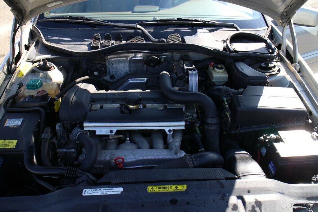 s-l1600 VOLVO C70 ENINE BAY.jpg