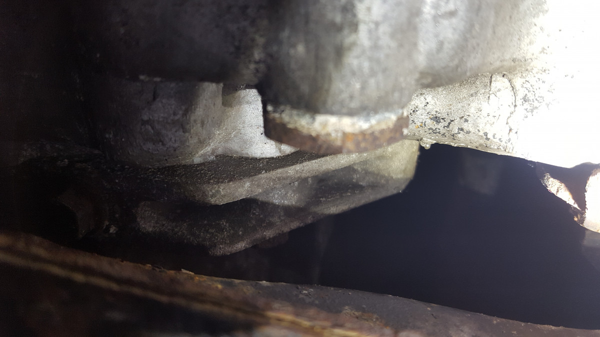 volvo drainplug 109.jpg