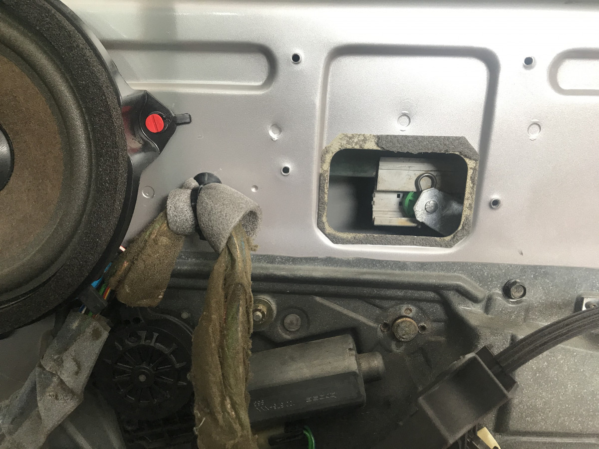 Access hole- note missing spring thing