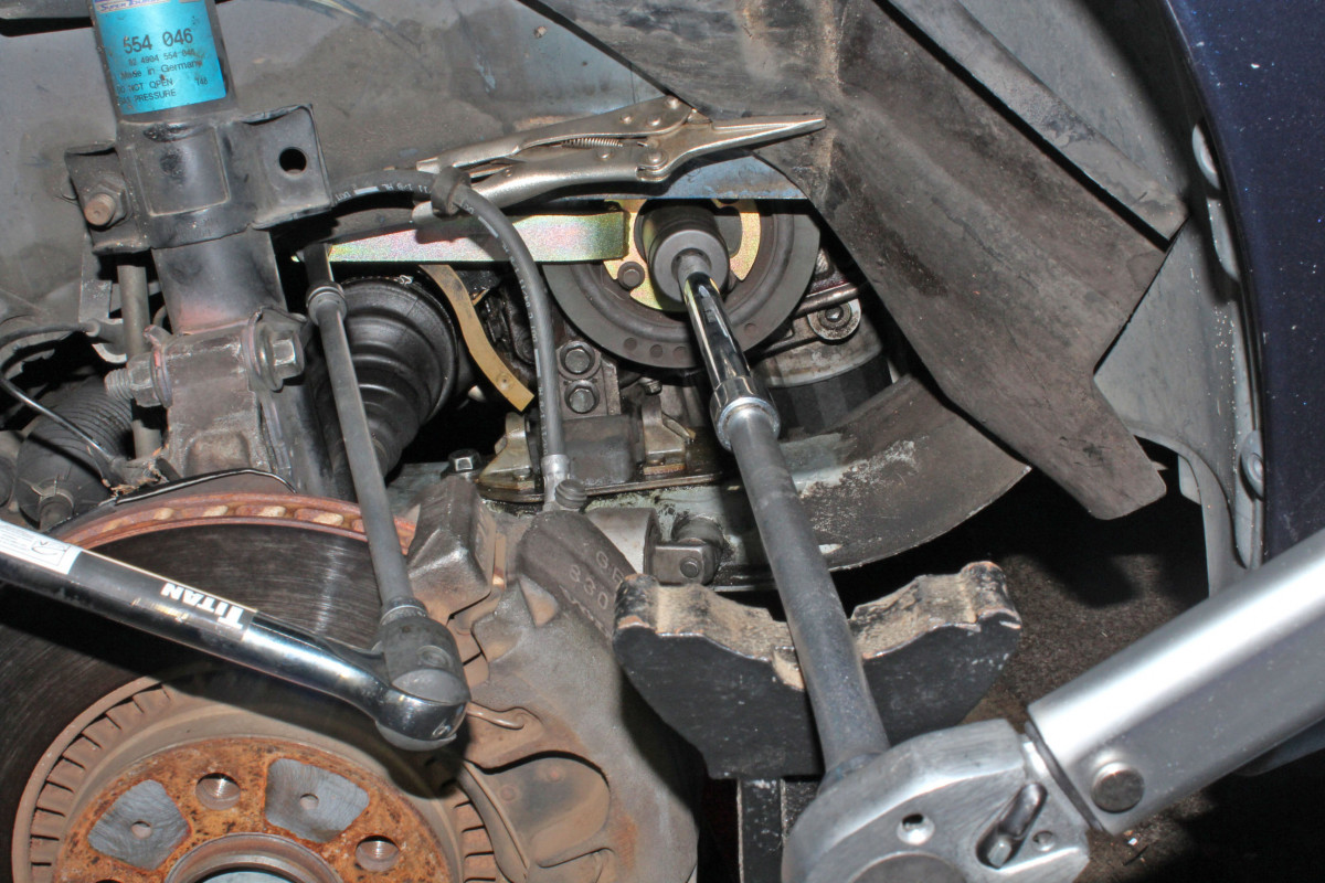 Crankshaft pulley center nut tightening to 130 ft lbs.jpg