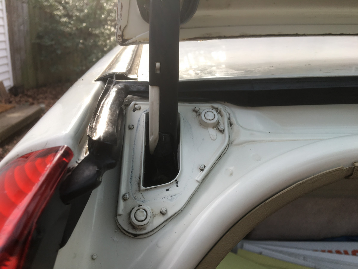 Volvo tailgate leak 1.JPG