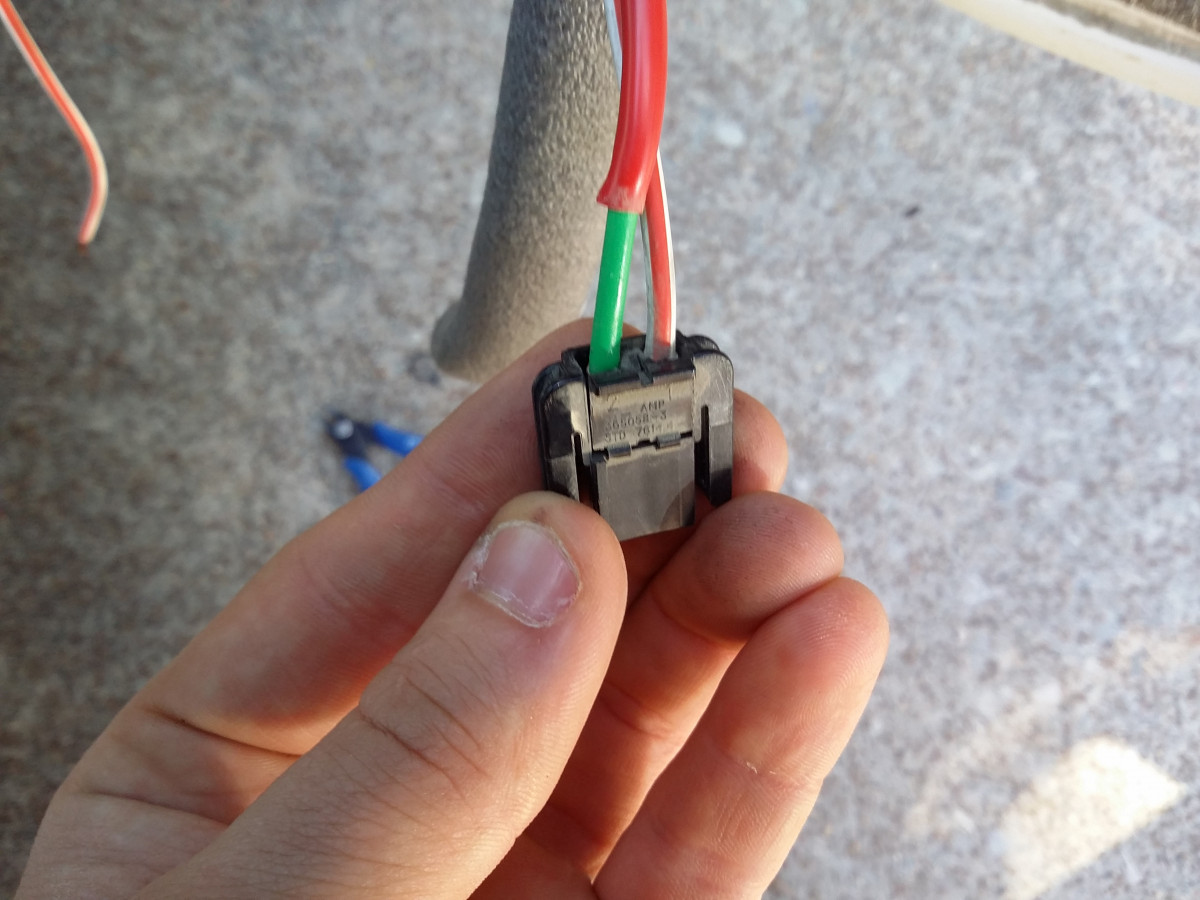 Plug goes directly to the window motor