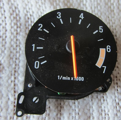 Volvo 240 Tach (2).JPG