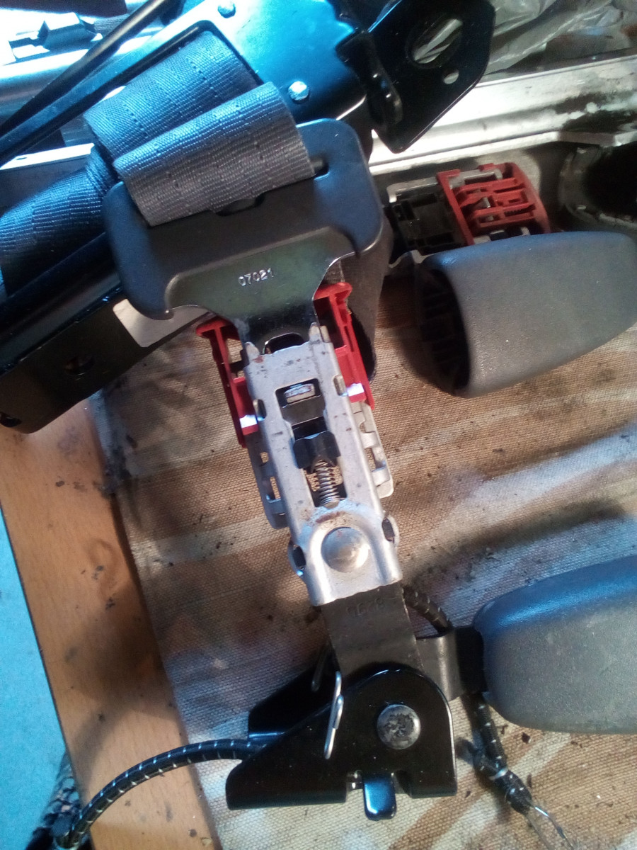 Throw out spring seatbelt catch v70 2001