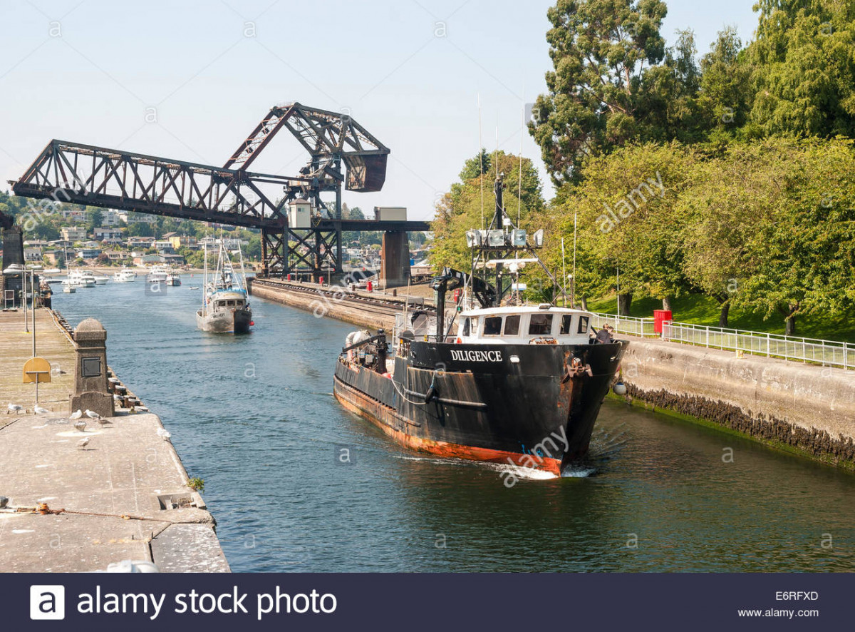 two-ships-sail-into-the-large-lock-at-the-ballard-locks-in-seattle-E6RFXD.jpg