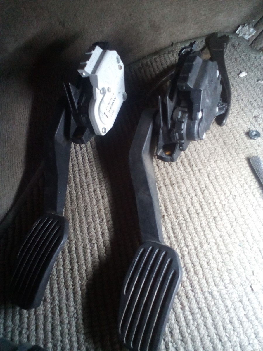 brushless auto and brushed manual gas pedal