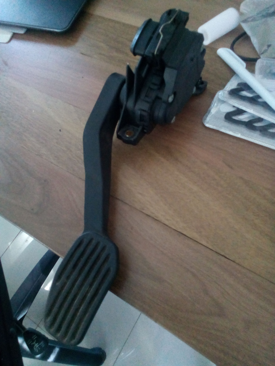 Brush contact throttle pedal