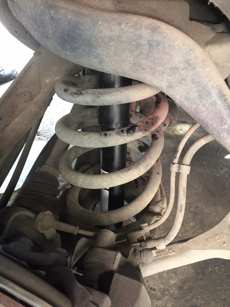 Here you can see the SACHS Rear Shock Absorber already mounted.<br /><br />Don't be fooled by the size (Thickness) of the Shock Absorber. This thing is working awesome!<br /><br />.....