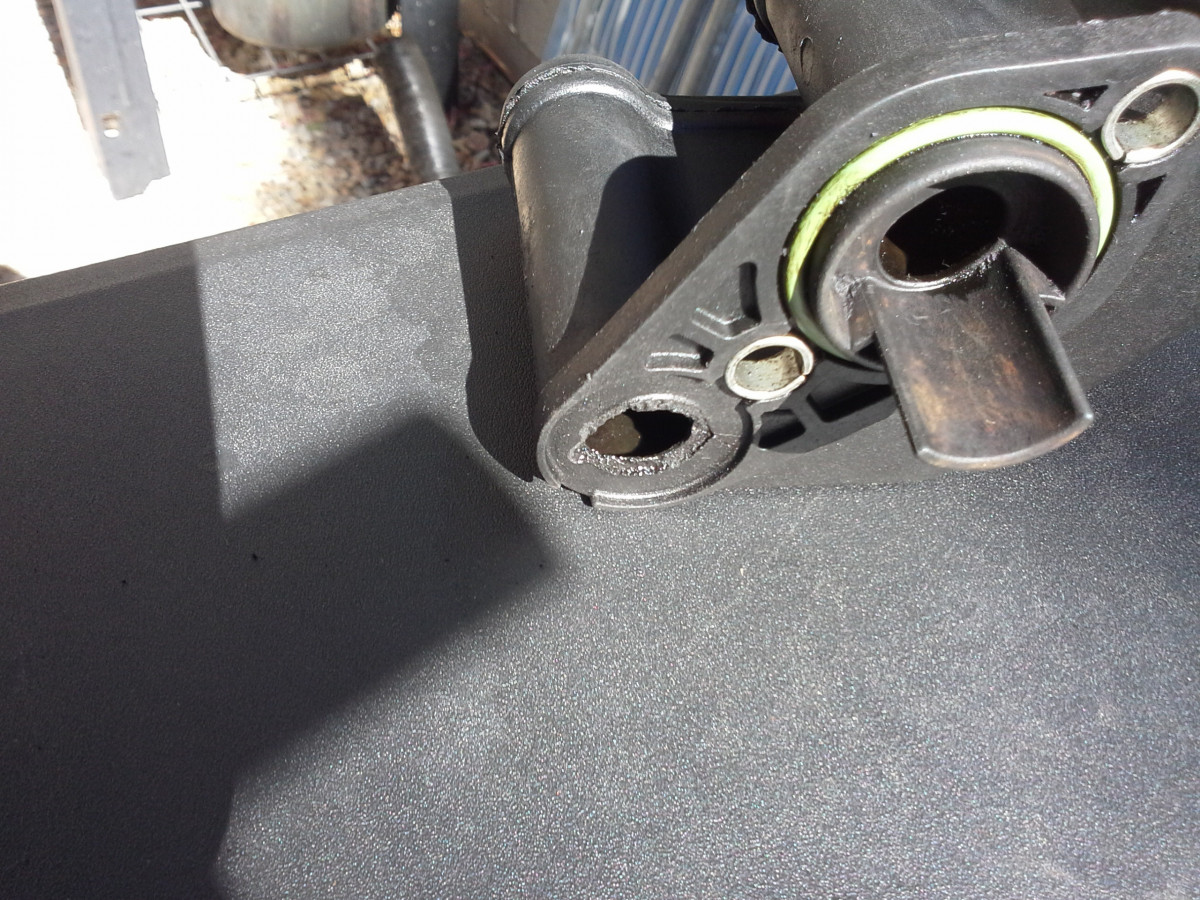 Broken PCV oil return