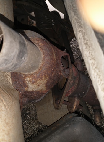exhaust manifold crack.jpg