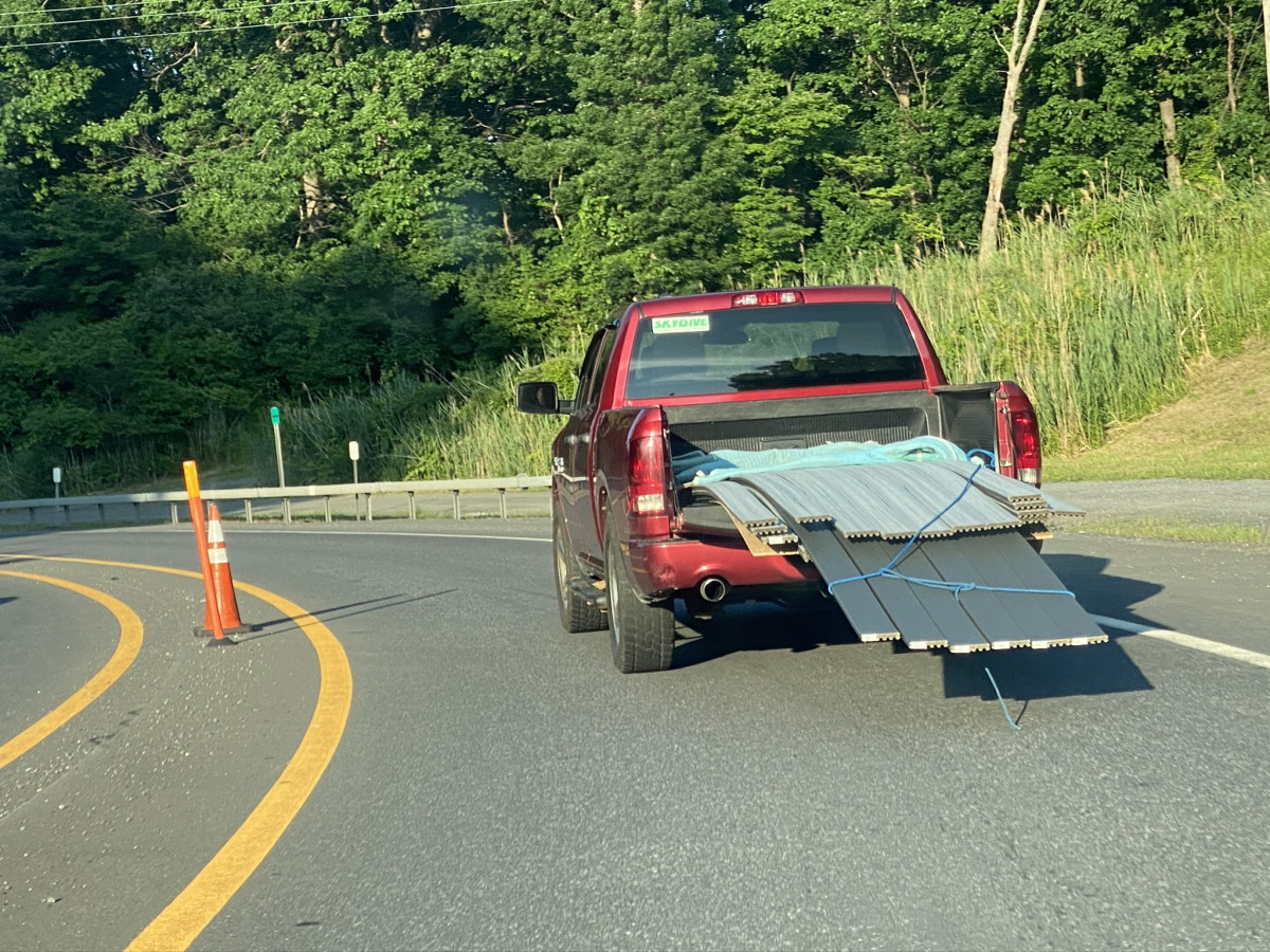 Flagged this guy losing his load of siding down