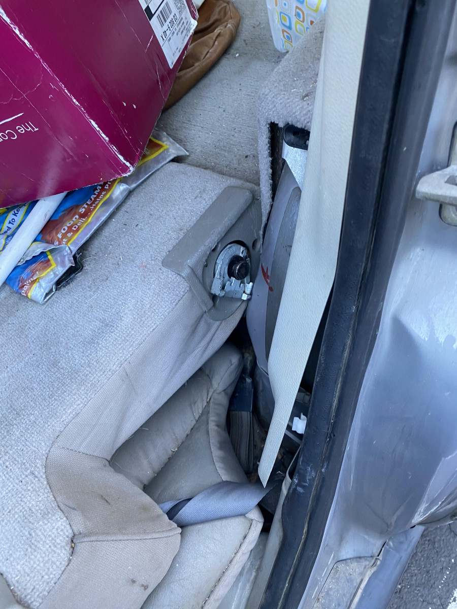 Damaged_XC70 Seat won't close all the way.jpg