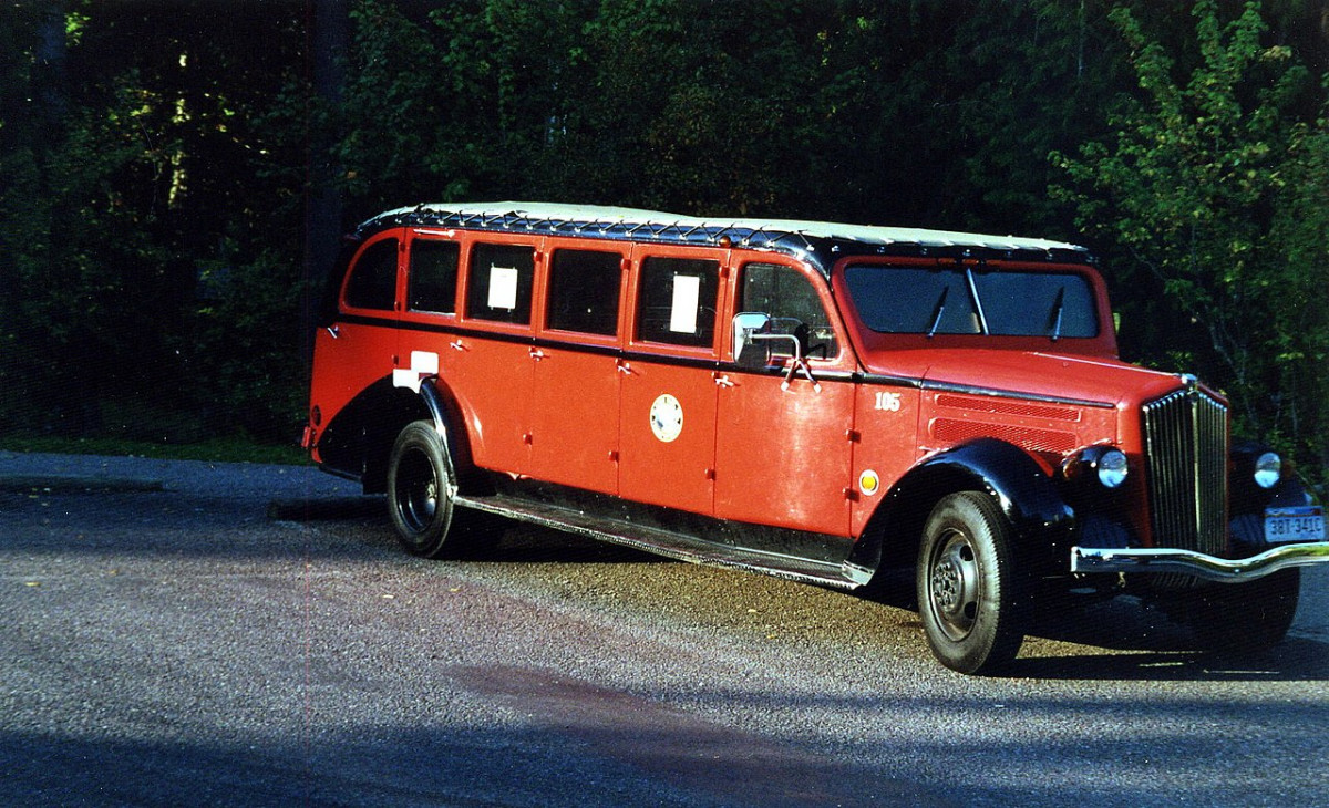 1280px-20000920_08_Bus,_Glacier_National_Park_(7320416792).jpg