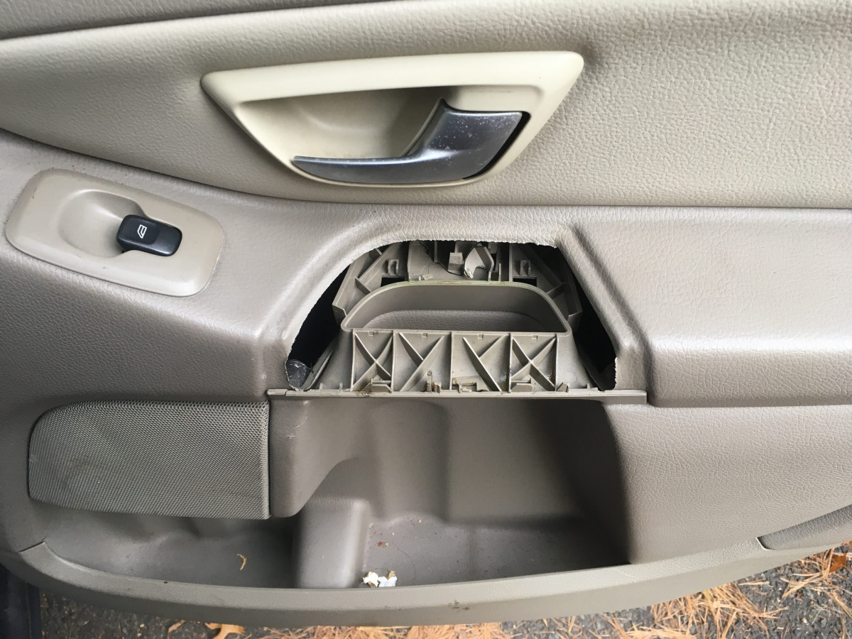 2004 XC90 right rear door handle broken