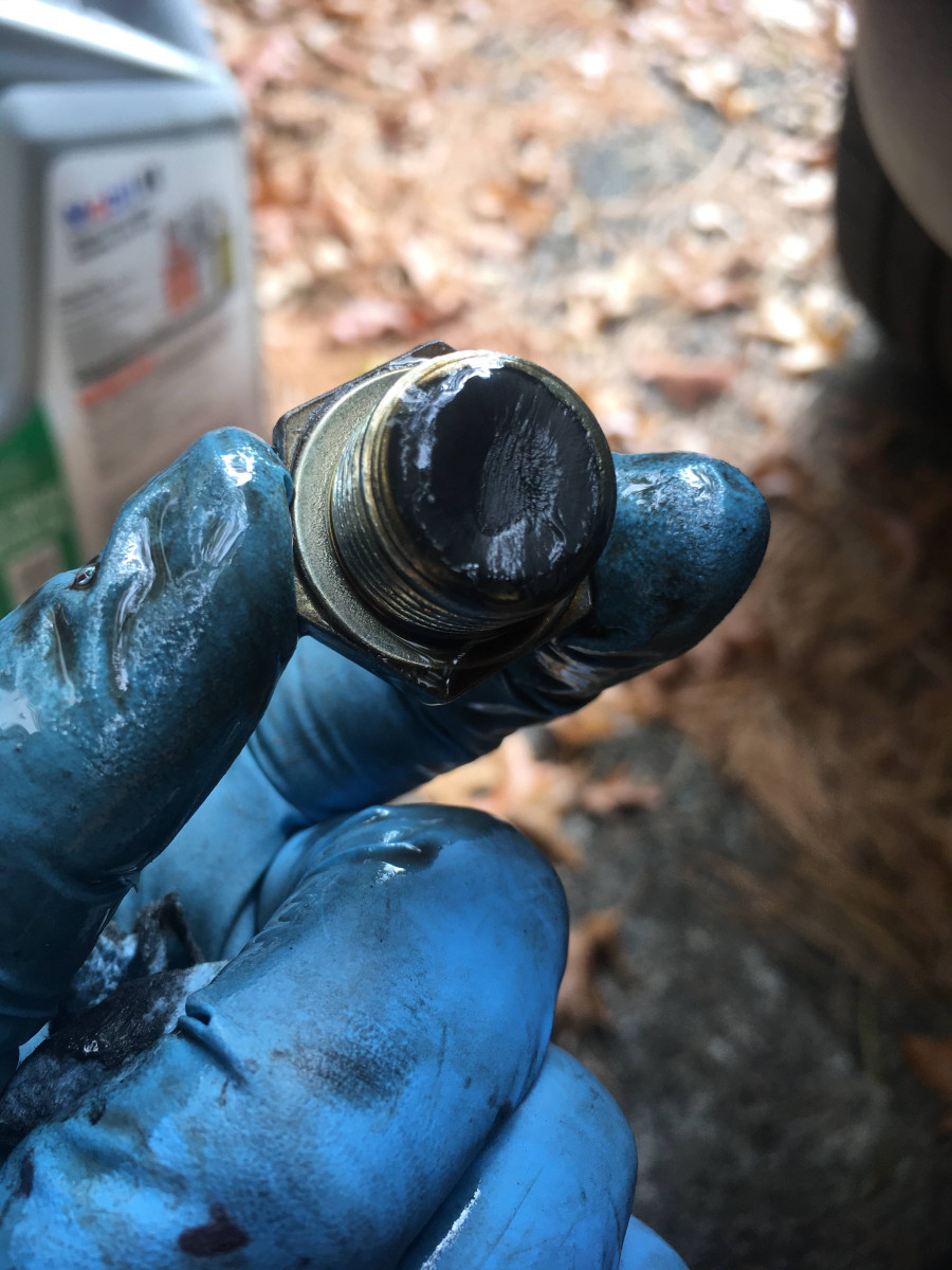 2004 Volvo XC90 transmission drain bolt (before)