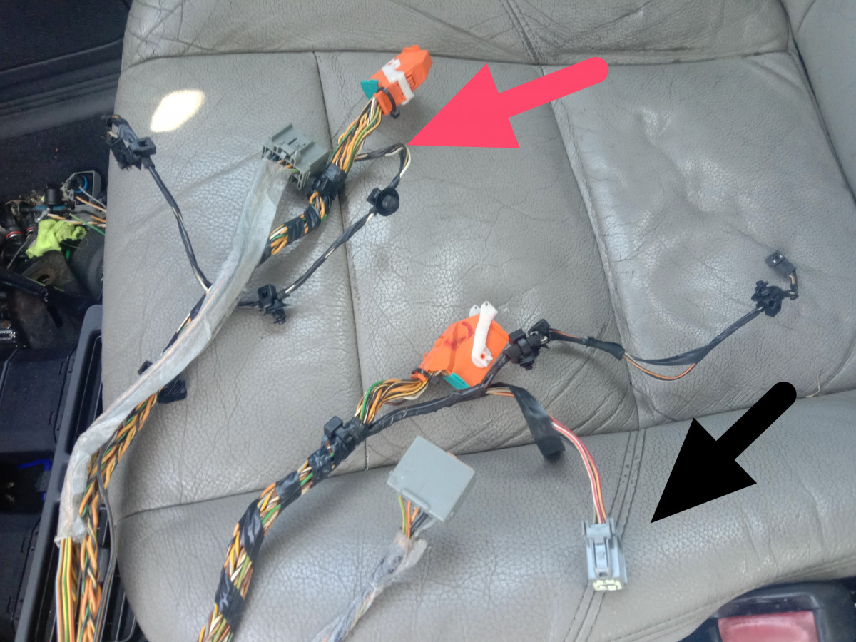 Manual T5 and automatic 2.4 dash loom <br />Center console section with 2.4 auto GSM plug on the right hand side