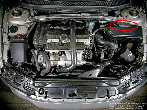 eurp_0912_07_o+2002_volvo_s60+engine.jpg
