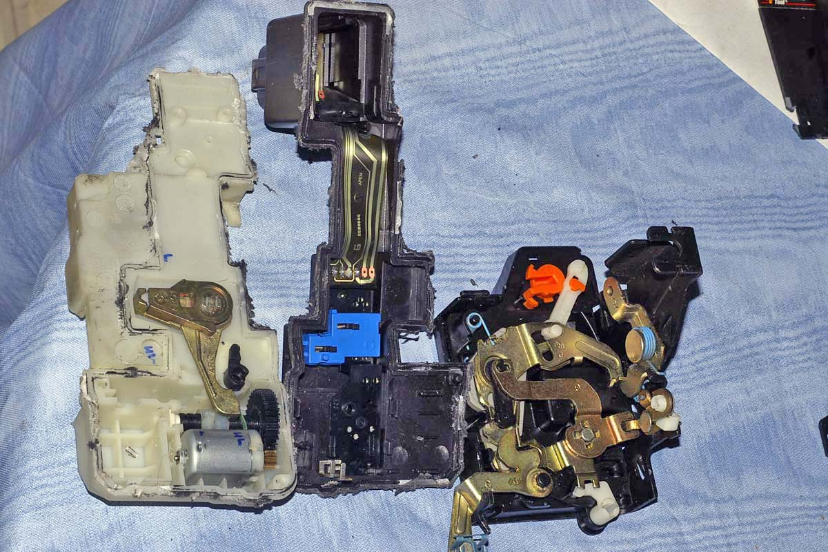 V70 Rear Door Lock Assembly001.jpg