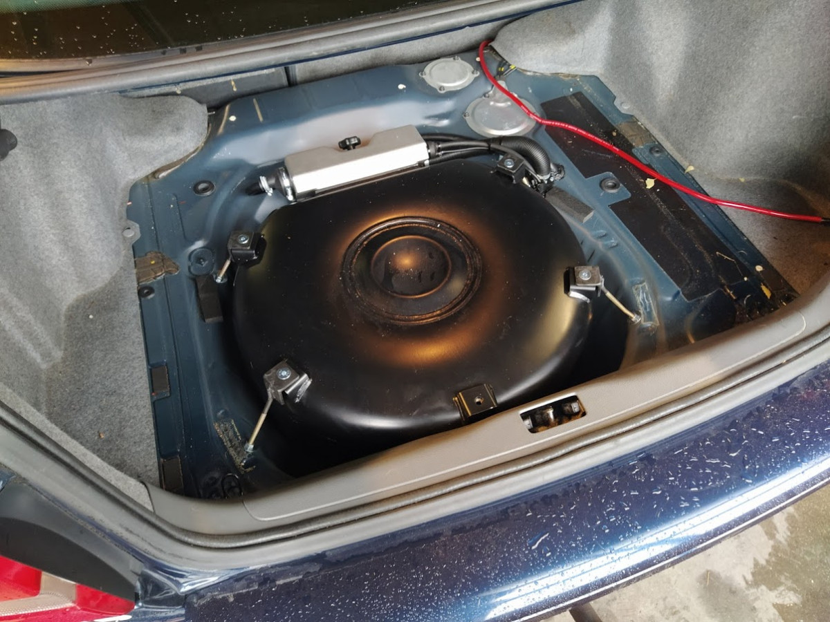 lpg tank in trunk1.jpg