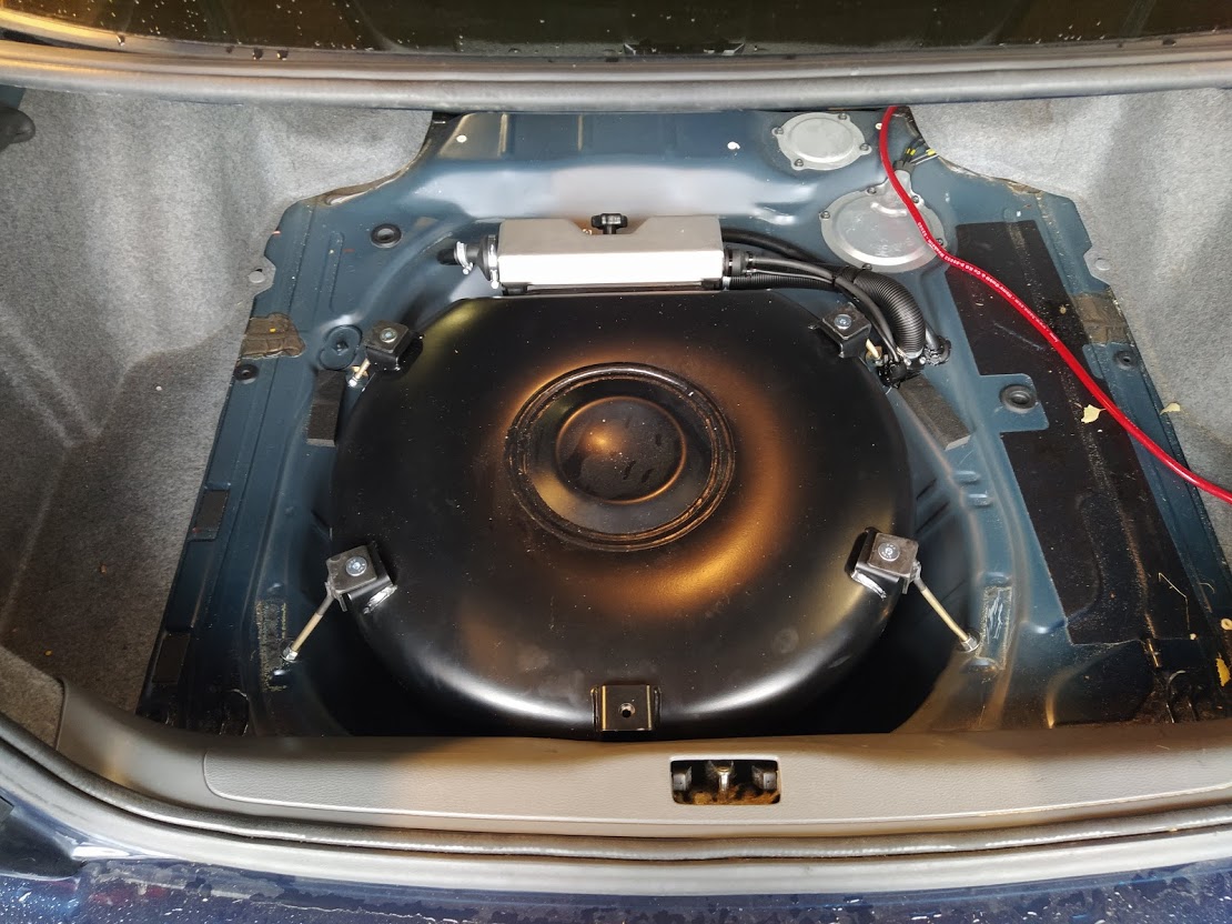 lpg tank in trunk2.jpg