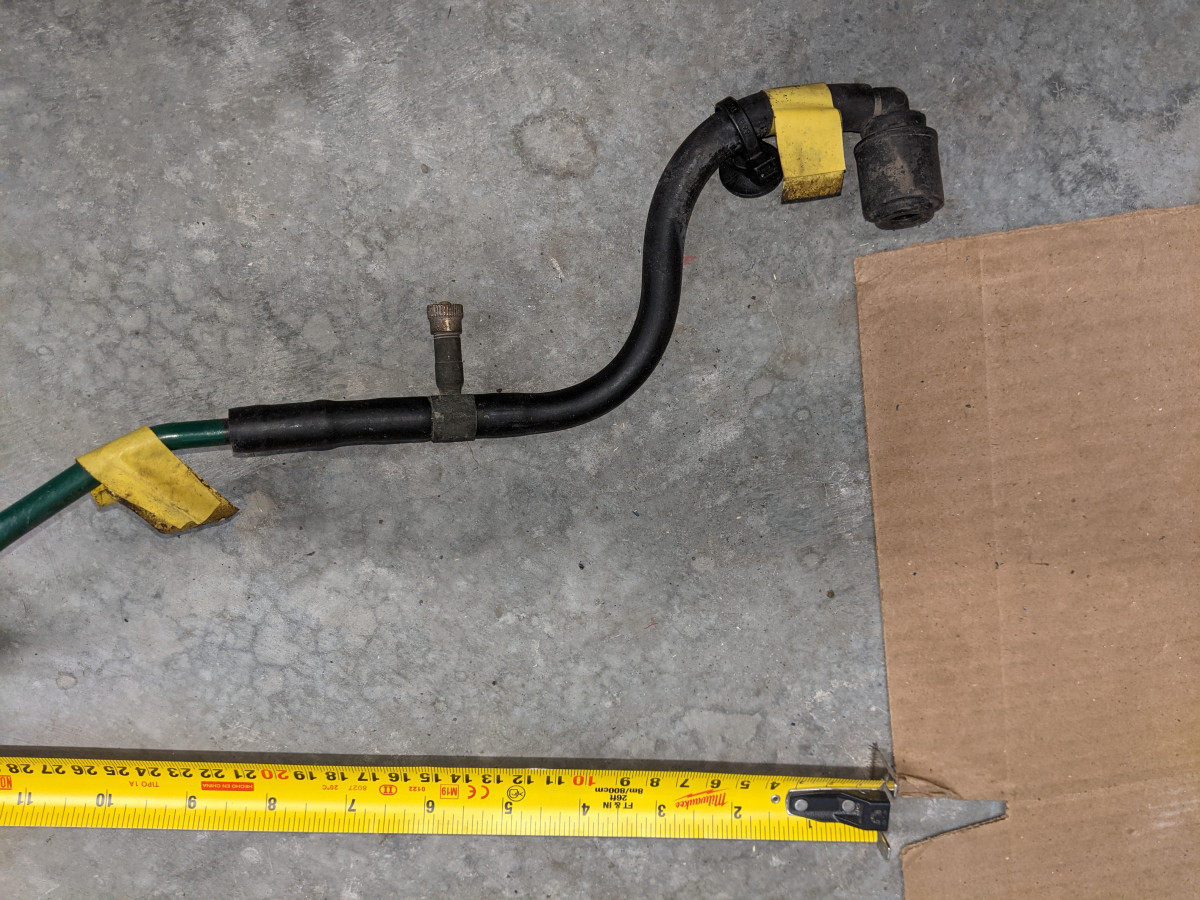 Pipe connection to the fuel filter