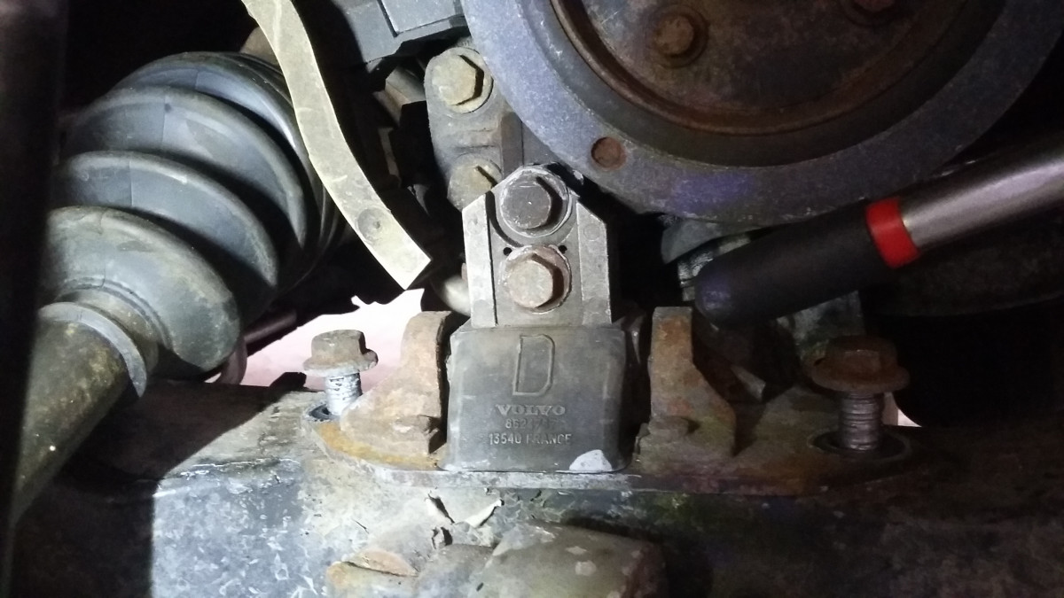 You can see part of the harmonic balancer in this picture 2 me tje rubber looks good