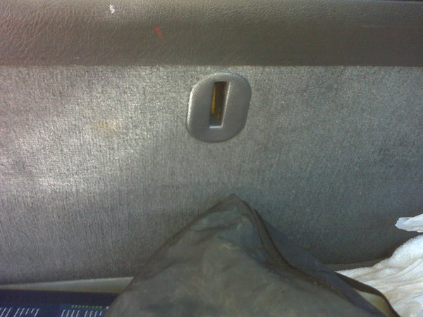 Volvo 3rd row latch.jpg
