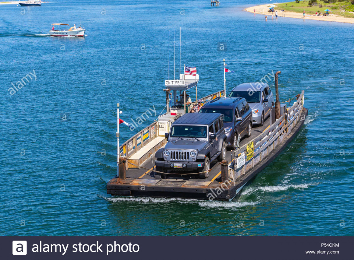 chappy-ferry-on-time-iii-arrives-with-cars-and-passengers-from-chappaquiddick-island-in-edgartown-massachusetts-on-marthas-vineyard-P54CKM.jpg
