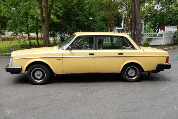 1983_volvo_240.jpg