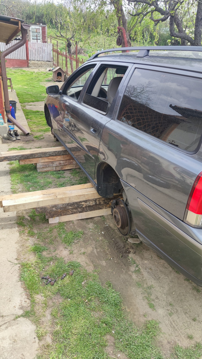 I was in the countryside and I didn't find any other way to lift the car :))