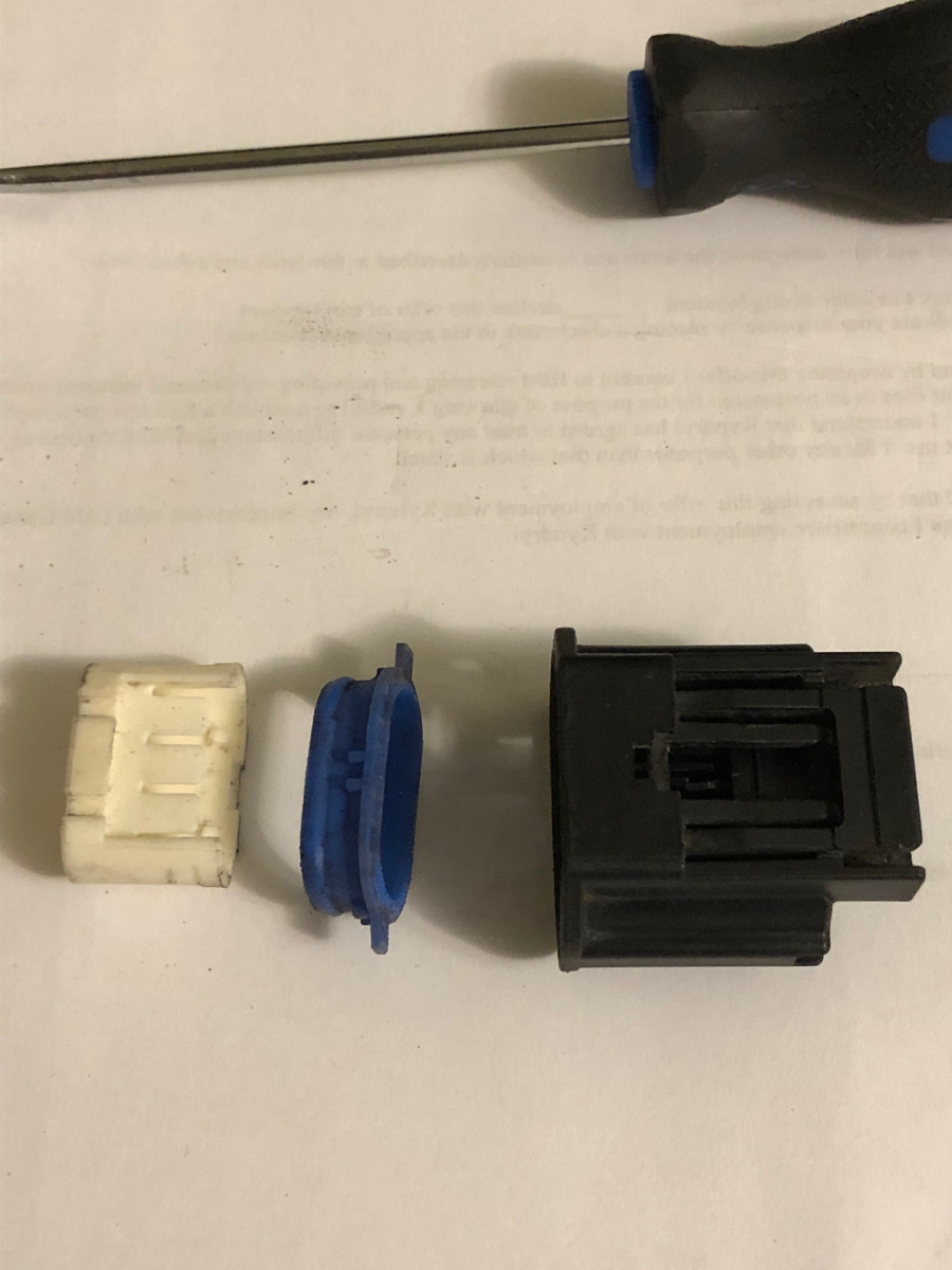 connector with blue silicone stopper. Pic 6
