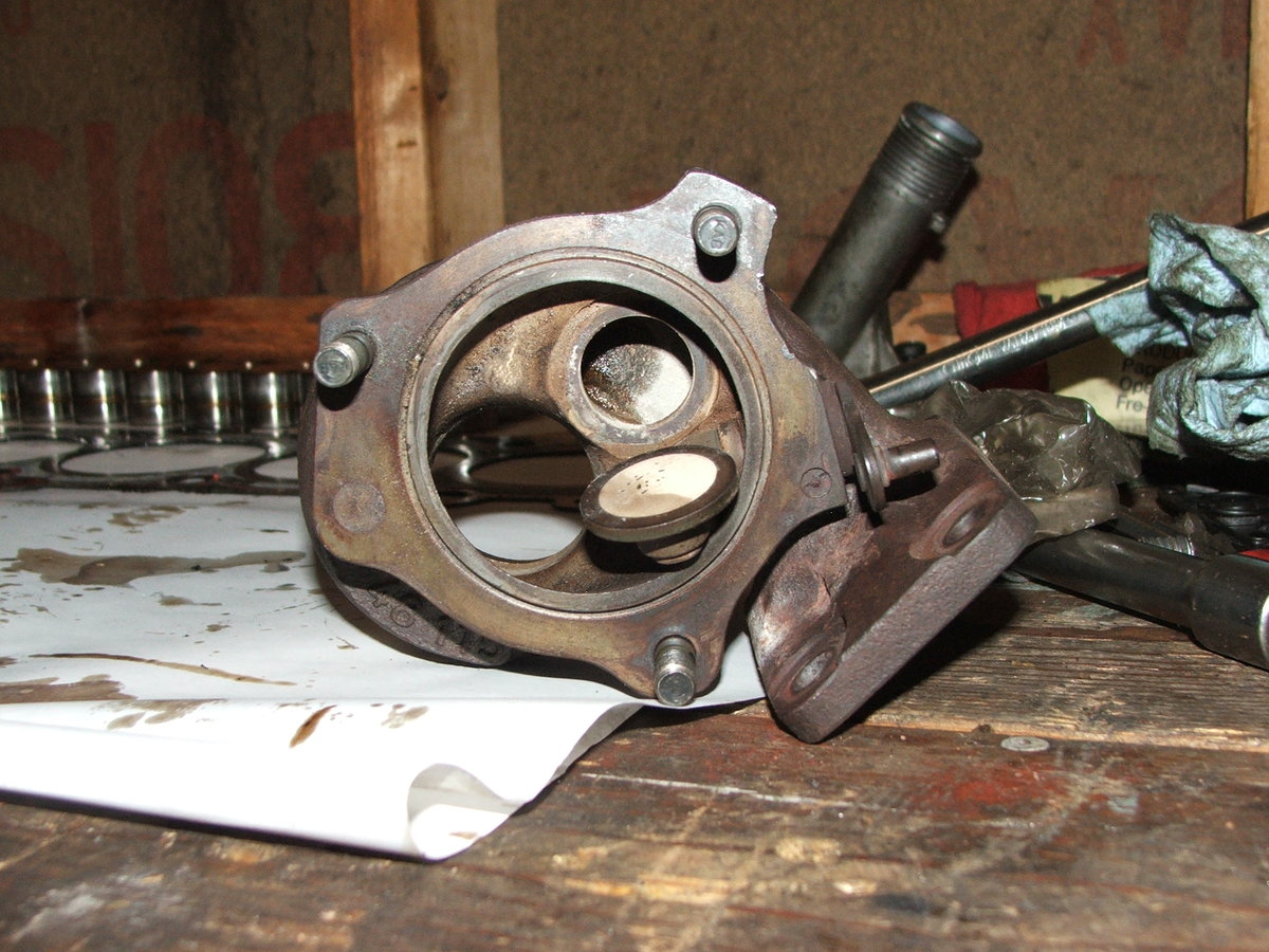 Turbio #2 turbine housing. Little oil behind the wastegate. No oil anywhere else so Im guessing it happend while it was being taken out?