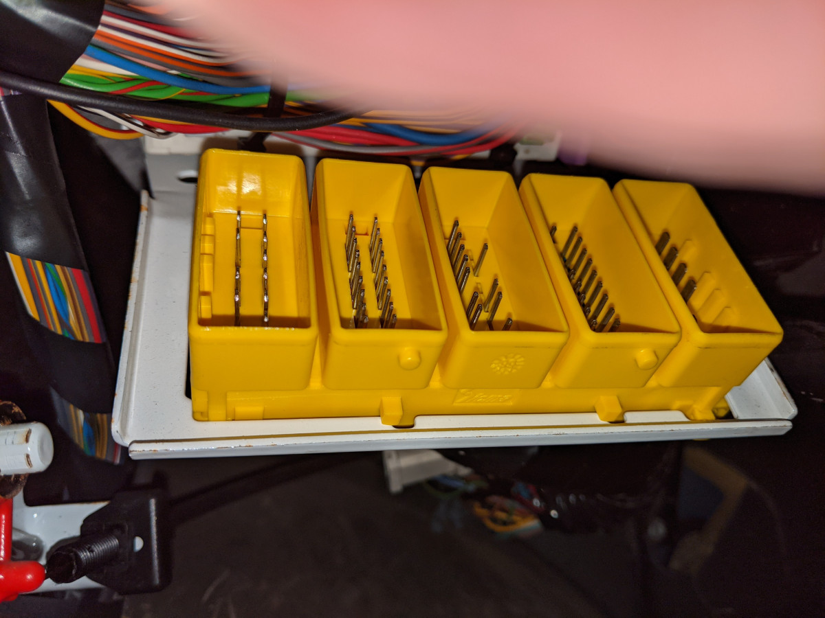 Pin side of multiplug