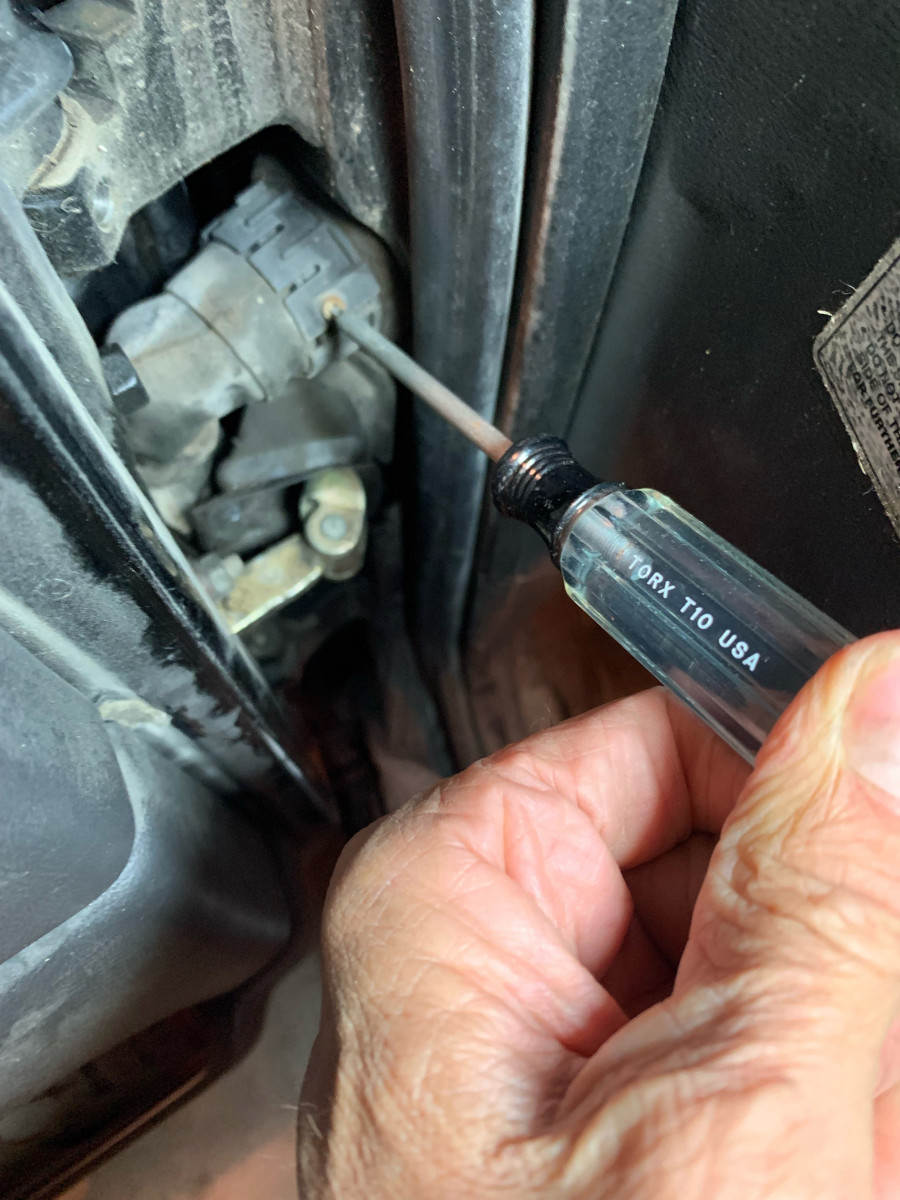 connecter retaining screw