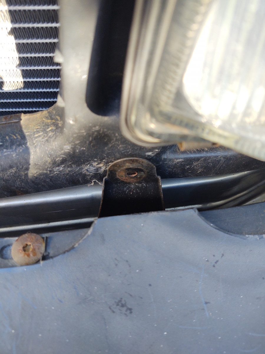 Right bolt in the mid section of the core support broken due to rust