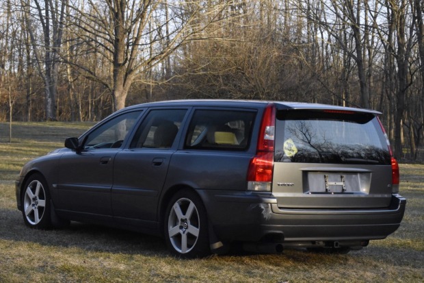 2004_volvo_v70r_.jpg