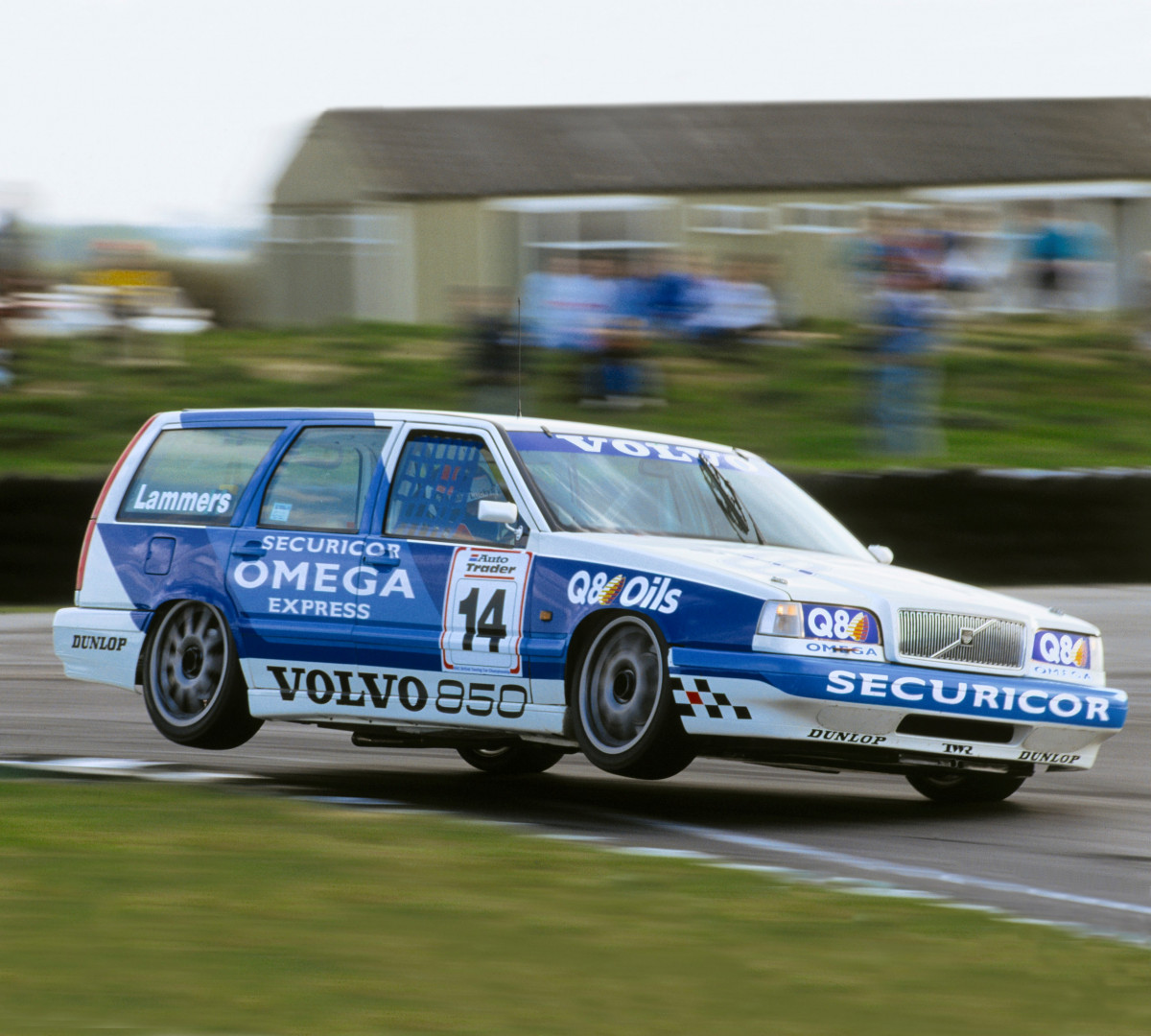 19366_Volvo_entered_BTCC_with_its_850_Estate_equipped_with_catalytic_converters.jpg