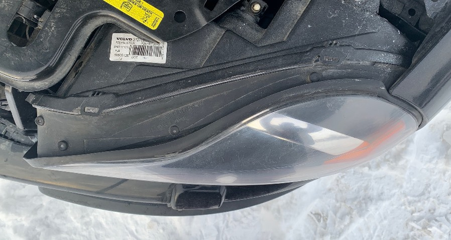 2005XC90 Headlight 2.JPG