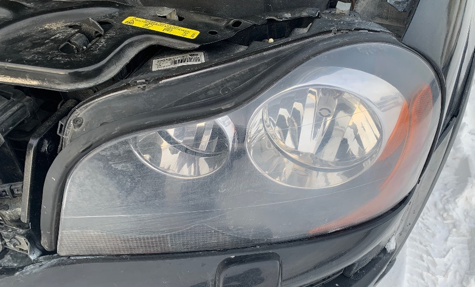 2005XC90 Headlight 1.JPG
