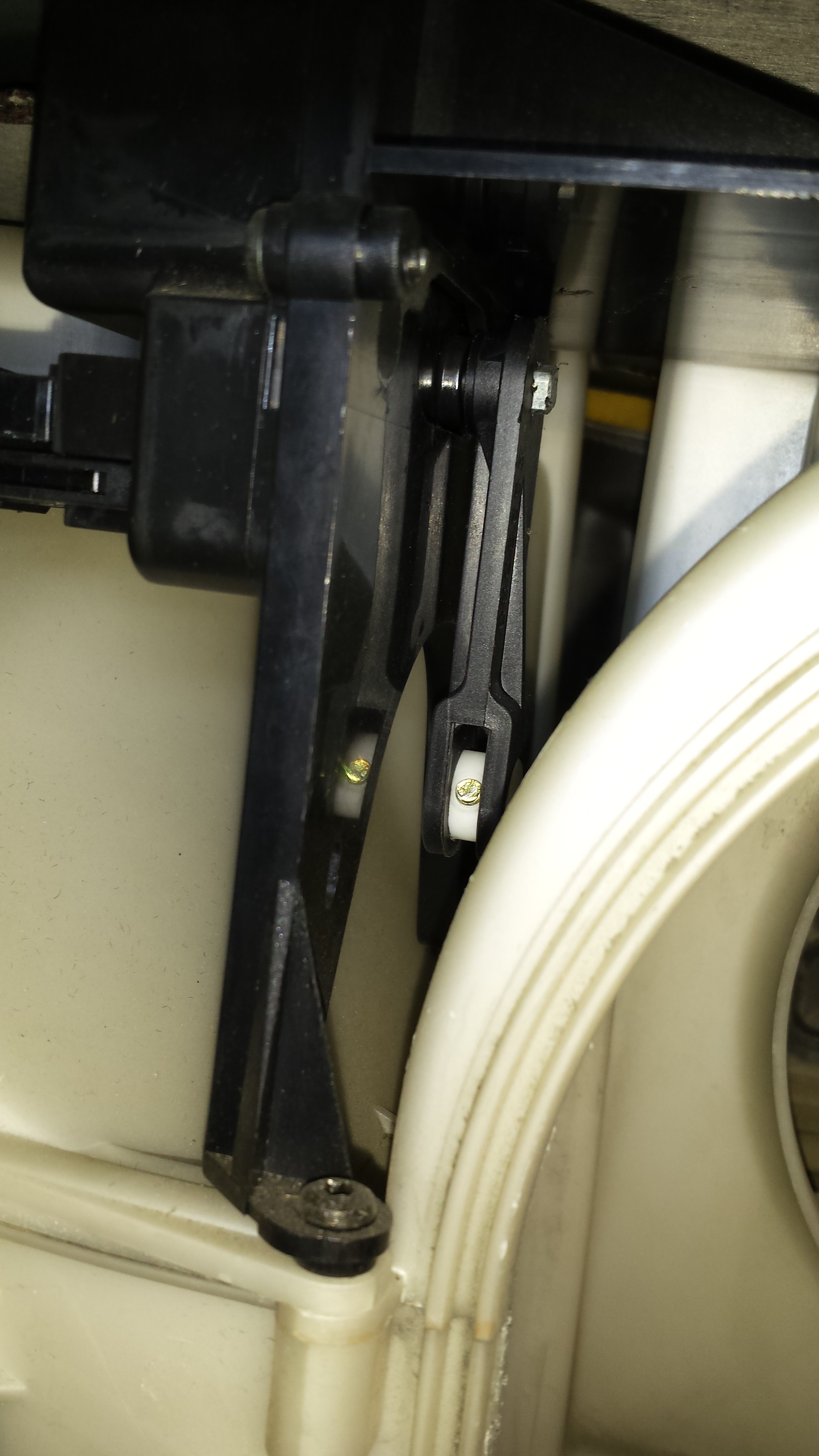 Cold air flap servo and intermediate arm