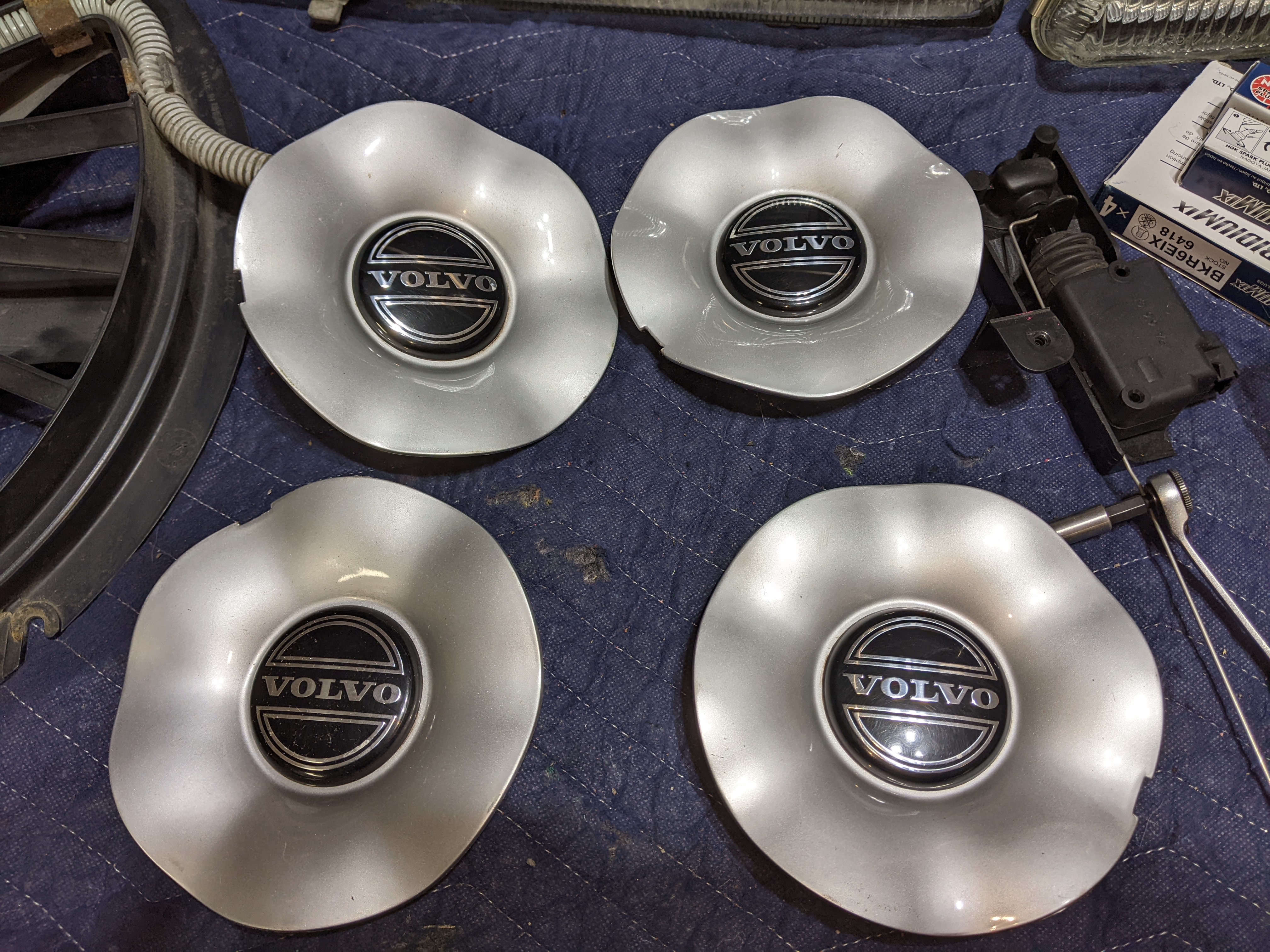 Cetus wheel center caps