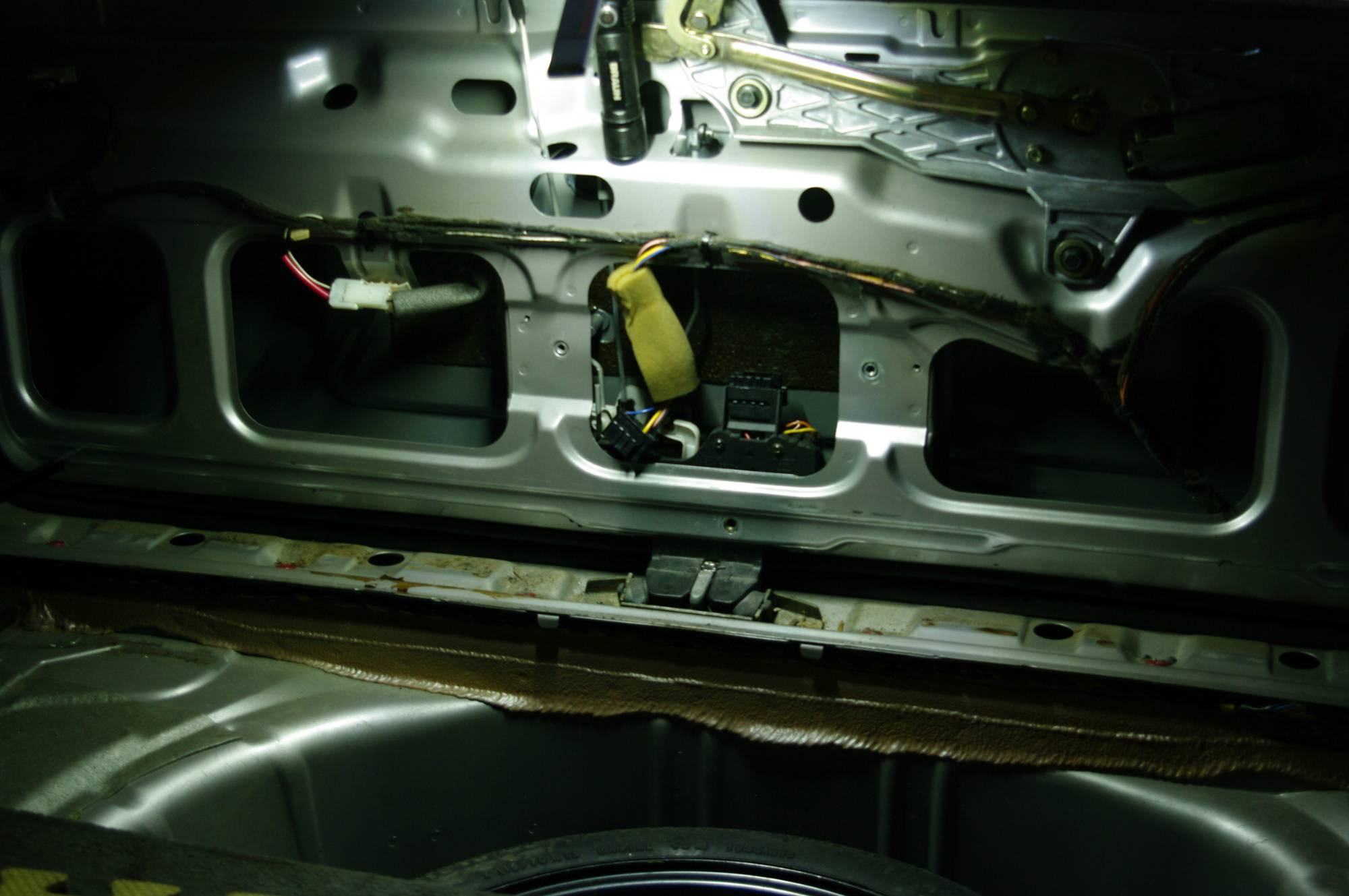 V70 hatch latch 004.JPG