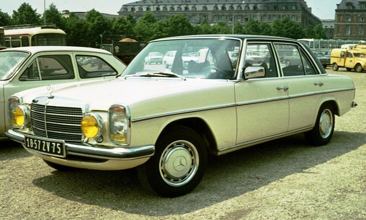 Mercedes_Benz_250_at_Versailles.jpg